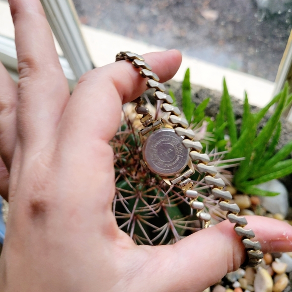 Vintage Timex Silver & Gold Classic Stretch Watch - Picture 7 of 8